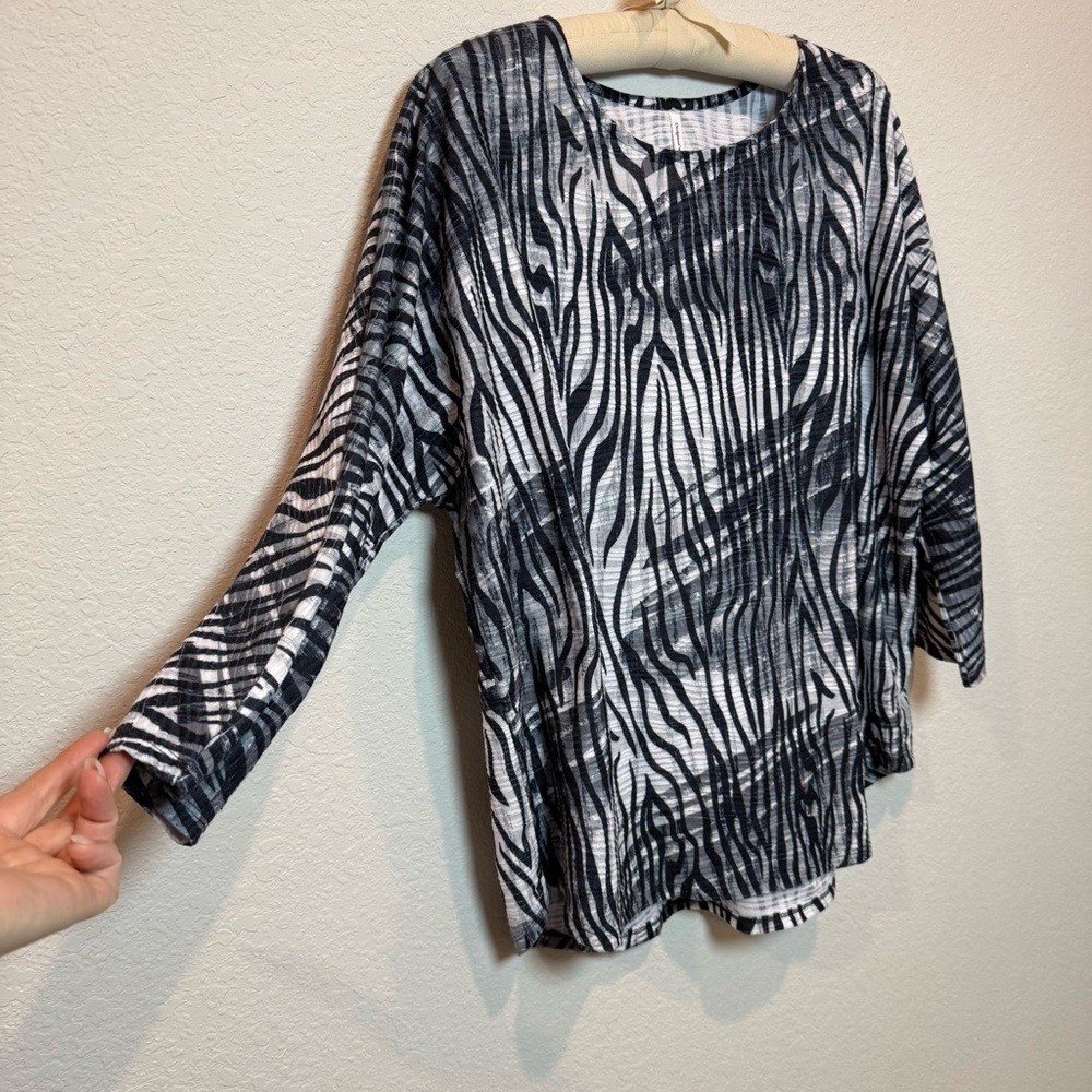 Black and White Zebra Print Long Sleeve Top Size XL - Picture 3 of 6